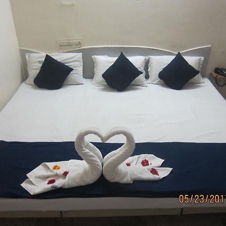 Sree Vaibhav Residency Hotel ตีรูปาติ ภายนอก รูปภาพ