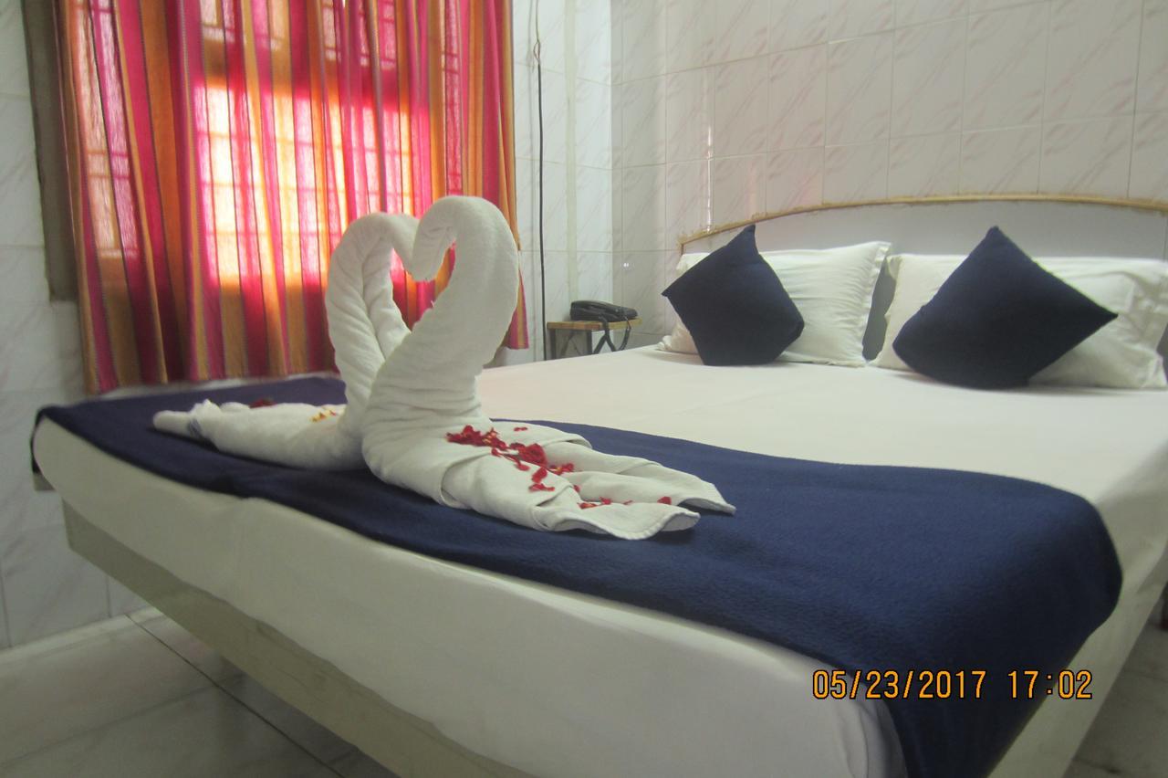 Sree Vaibhav Residency Hotel ตีรูปาติ ภายนอก รูปภาพ