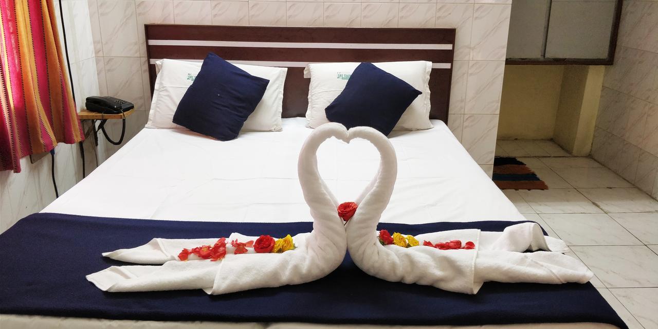 Sree Vaibhav Residency Hotel ตีรูปาติ ภายนอก รูปภาพ