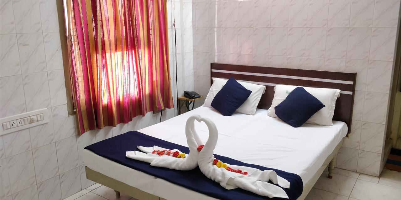Sree Vaibhav Residency Hotel ตีรูปาติ ภายนอก รูปภาพ
