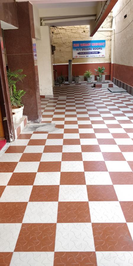 Sree Vaibhav Residency Hotel ตีรูปาติ ภายนอก รูปภาพ